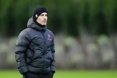 哈兰德大巴行李舱门意外受伤，紧急处理中